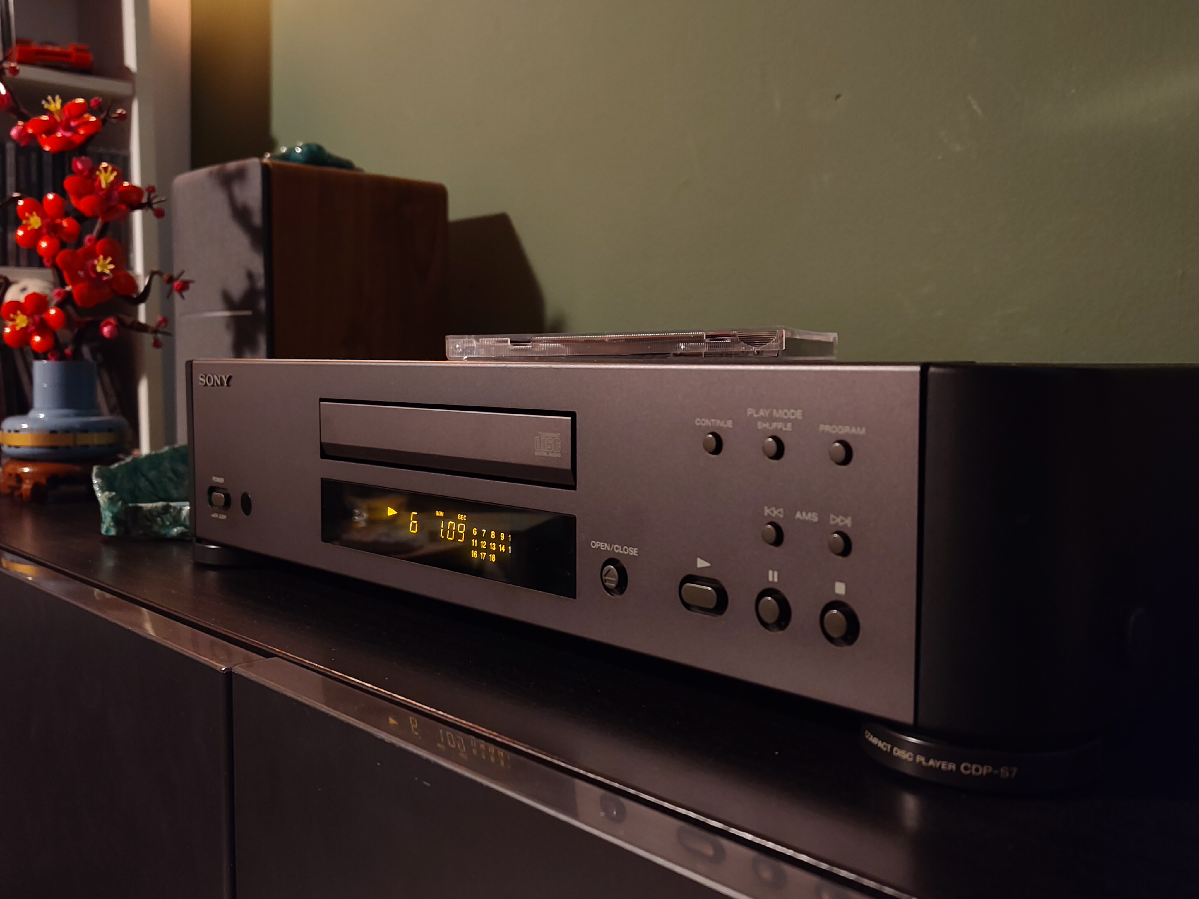 A photo of my Sony CDP-S7 CD player.